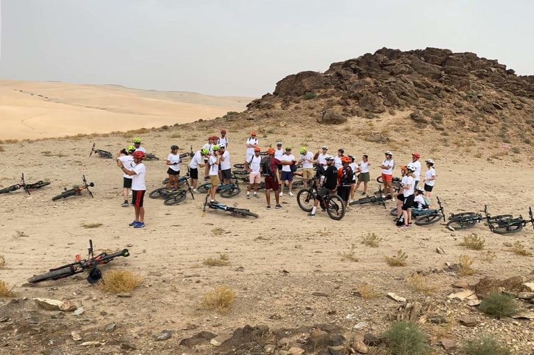 Activité de vélo éléctrique avce ebike Marrakech au désert d'Agafay en groupe