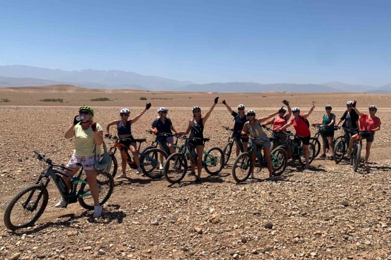 Excursion en vélo éléctrique avce ebike Marrakech au désert d'Agafay en groupe